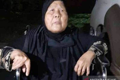 Ibu ini Dilaporkan Anak Karena Harta Warisan, Diantar Pakai Kursi Roda ke Kantor Polisi