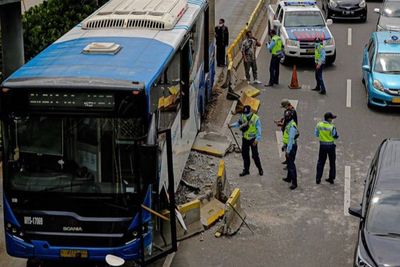 Begini Kronologi Kecelakaan, Bus TransJakarta Tabrak Pembatas Jalan di Sudirman