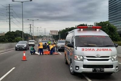 Viral Pejalan Kaki Tewas Usai Ditabrak Mobil di Tol Jakbar