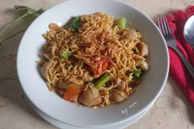 Pagi Ini Sarapan Mie Instan Nyemek Saus Kacang Yuk