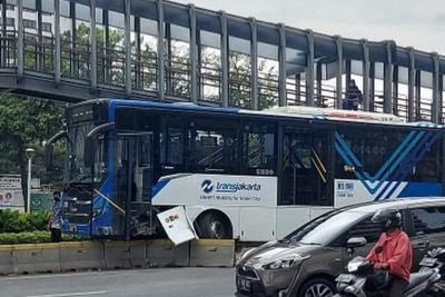 Bus Transjakarta Kecelakaan Lagi, Sopir Diduga Kurang Konsentrasi