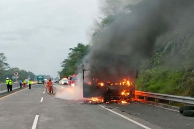 Bus Sudiro Tungga Jaya yang Angkut 30 Penumpang, Terbakar di Tol Semarang-Solo