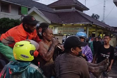Korban Erupsi Gunung Semeru: Satu Orang Meninggal & Puluhan Warga Alami Luka Bakar