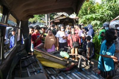 FOTO: Kondisi Angkot yang Rusak Parah Pasca Tertabrak Kereta Api di Medan