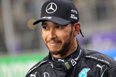 F1 GP Arab Saudi: Hamilton Rebut Pole Position, Verstappen Tabrak Pagar Pembatas