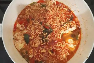 Gimana Kalau Siang Ini Kita Buat Mie Instan Kuah Cabe Super Pedas