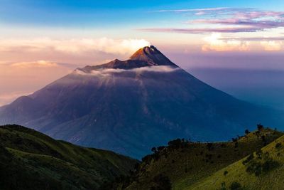 Gunung Semeru Meletus, Ini Fakta-Fakta Tak Terduga Terkait Gunung Berapi