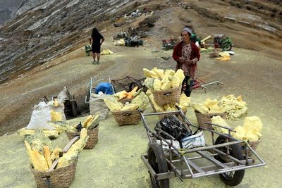 Kehidupan Penambang Belerang Kawah Ijen, Berikut Foto-fotonya