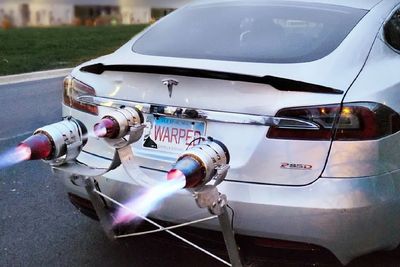Tesla Model S Ini Dibekali dengan 3 Mesin Jet, Berapa Cepat Mobilnya Bisa Melaju?