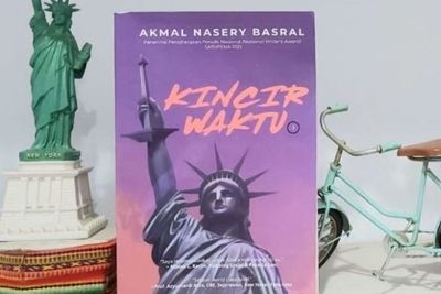 Novel Terbaru Sastrawan Akmal Nasery 'Kincir Waktu 1' Angkat Misteri Pemerkosaan Era 98