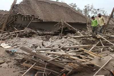 Layani Pengungsi Erupsi Semeru, Kemenkes Siagakan Pos hingga RS Rujukan