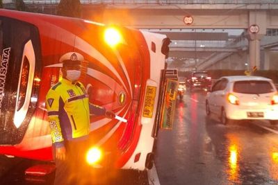 Viral Bus Terbalik di Tol Dalam Kota Jakarta, Diduga karena Sopir Ngantuk