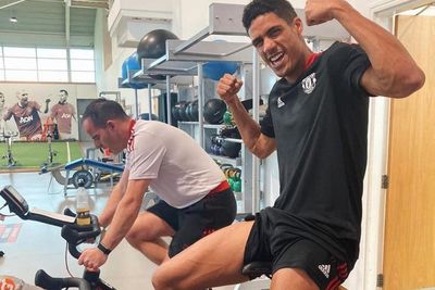 Cedera Paha, Varane Berjuang Keras untuk Pulih dan Kembali Bela MU