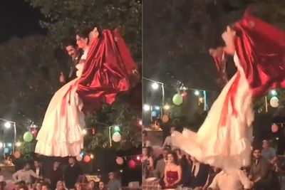 Tak Biasa! Pengantin Ini Naik Eskavator di Acara Resepsi, Tapi Malah Berakhir Jatuh