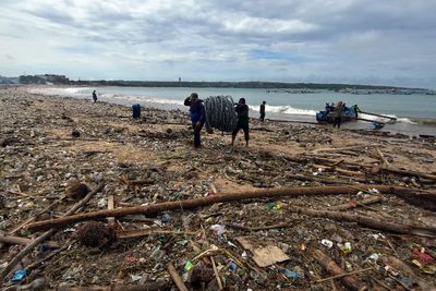 Cuaca Ekstrem Bawa Tumpukan Sampah Ke Pantai di Bali, Ini Foto-fotonya