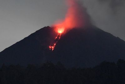 Gunung Semeru Muntahkan Lava Pijar, Berikut Foto-fotonya