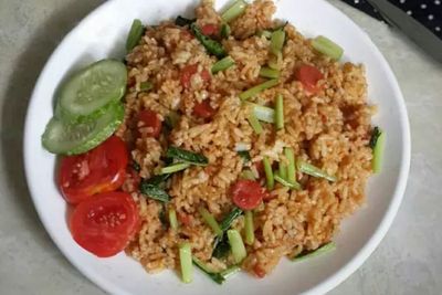Sarapan Hari Ini Buat Nasi Goreng Sosis dan Sayuran Yuk