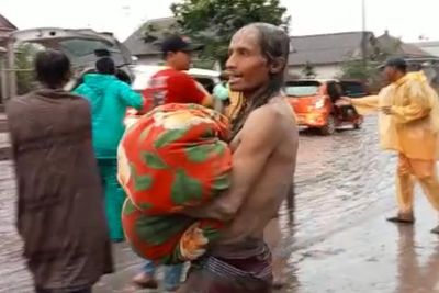 Melihat Nestapa Pengungsi Semeru: Rumah Hancur, Tidur Susun Kembung di Pengungsian