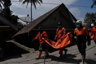 Gunung Semeru Muntahkan Awan Panas, Korban Tewas Bertambah Jadi 34 Orang, 16 Masih Dicari