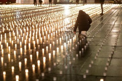 Aksi Menyalakan Lilin Untuk Mengenang Korban COVID-19 di Swiss, Ini Foto-fotonya