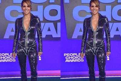 Halle Berry Tampil Seksi dengan Setelan Jumpsuit pada Acara People s Choice Awards 2021