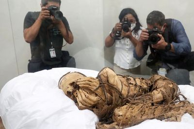 Arkeolog Peru Menunjukkan Mumi Berusia 1.200 Tahun, Ini Foto-fotonya