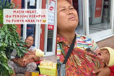 Potret Ibu Penjual Kerupuk yang Punya 13 Anak, Lakukan Hal Tak Terduga saat Diajak Makan