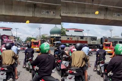 Tidak Kapok, Viral Video Angkot Nekat Terobos Palang Kereta Api, Lagi