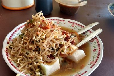 Begini Cara Membuat Menu Lontong Balap Surabaya