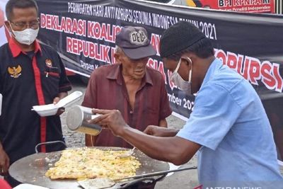 Pesan untuk Edy Rahmayadi, Aktivis Bagikan 100 Porsi Martabak di Hari Anti Korupsi