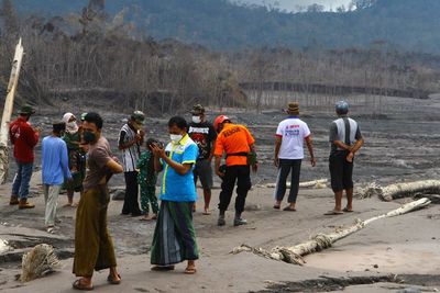 Wisatawan Bandel Mendekati Jalur Aliran Lahar Semeru, Ini Foto-fotonya