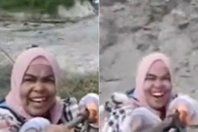 Duh! Emak-emak Ini Sengaja Nunggu Diterjang Ombak, Malah Girang dan Selamatkan Kamera