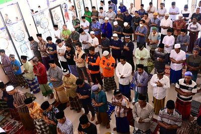 Shalat Jumat di Zona Merah Semeru, Berikut Foto-fotonya