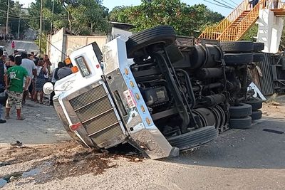 Truk Kargo Tabrak Jembatan Meksiko, 49 Migran Amerika Tengah Tewas