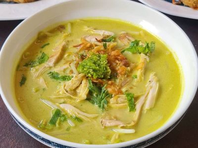 Butuh Rekomendasi Makan Siang? Coba Resep Soto Ayam Santan Ini!