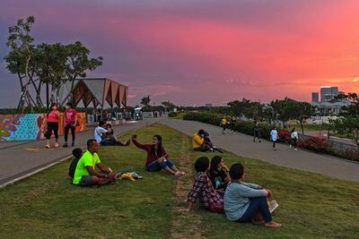 FOTO: Menikmati Keindahan Senja dari Pantai Maju di PIK