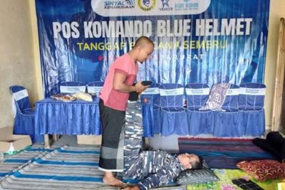 Posko Blue Helmet Sediakan Layanan Pijat Plus-plus bagi Relawan di Lokasi Erupsi Semeru