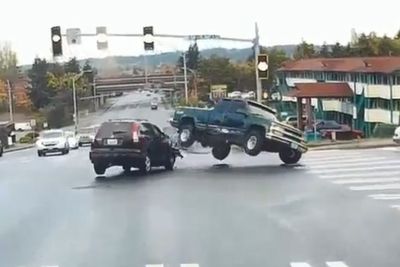 Detik-detik Honda CR-V Tabrak Pickup yang Terobos Lampu Merah di AS