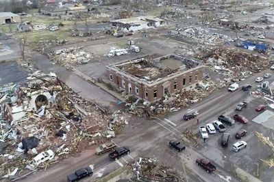 Detik-detik Mengerikan Tornado Menerjang Kentucky, AS, Rumah Rata dengan Tanah