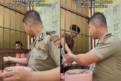 Viral Aksi Polisi yang Berbagi Makanan ke Tahanan Penjara, Bikin Publik Terharu