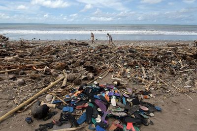 Sampah Berserakan di Pantai Berawa Bali, Ini Foto-fotonya