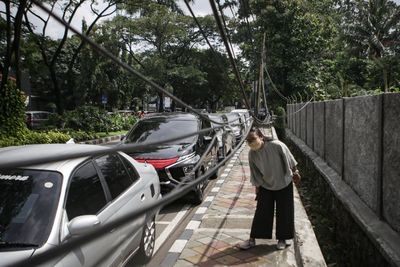 Kabel Listrik Menjuntai di Trotoar Kota Tangerang, Ini Foto-fotonya