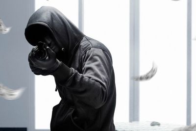 Perampok Modal Pistol Mainan, Pura-pura Gadai Laptop Lalu Minta Buka Brankas