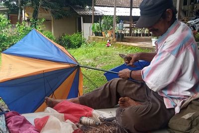 Kisah Kumono, Dua Dekade jadi Tukang Servis Payung Keliling di Jepara