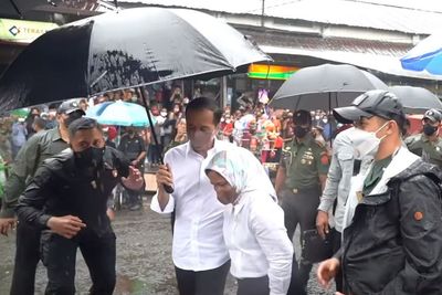 Momen Romantis Presiden Jokowi payungi Iriana dari Guyuran Hujan, Berikut Foto-fotonya