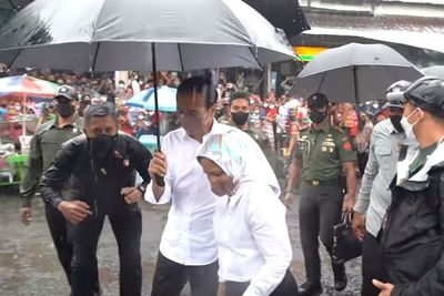 Payungi Iriana dari Guyuran Hujan, Jokowi Disambut Gembira Warga di Pasar Kretek, Beri BLT