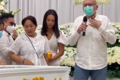 Momen Keluarga Lepas Kepergian Laura Anna, Diiringi Isak Tangis