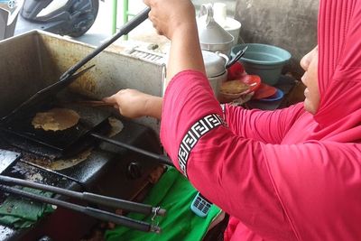 Bukan Bulat, Pentol di Sumenep Bentuknya Mirip Pancake. Rasanya Ngikan Banget!