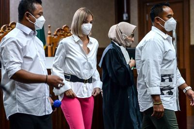 Bantah Keterangan dari Saksi, Nia Ramadhani Akui Sudah Pakai Sabu Lima Kali