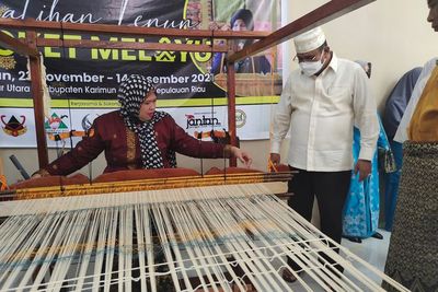 Segera Dipatenkan, Begini Cara Perajin Kepri Lestarikan Tenun Songket Khas Melayu